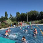 Springen, Tauchen, Schwimmen – 24 Kinder entdecken das Wasser